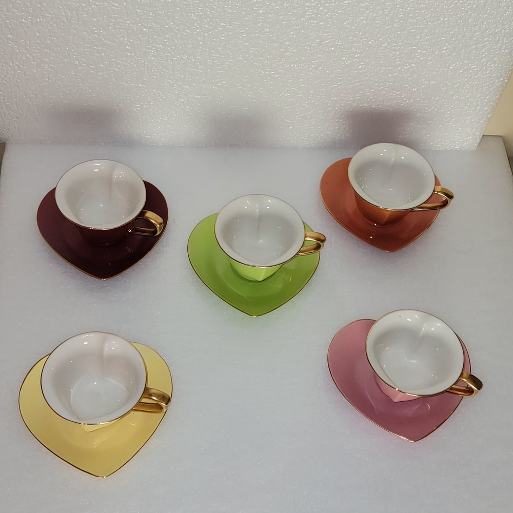 SET OF 5 HEARTSHAPED CUPS AND SAUCERS W/ GOLD TRIM BEAUTIFUL GIFT